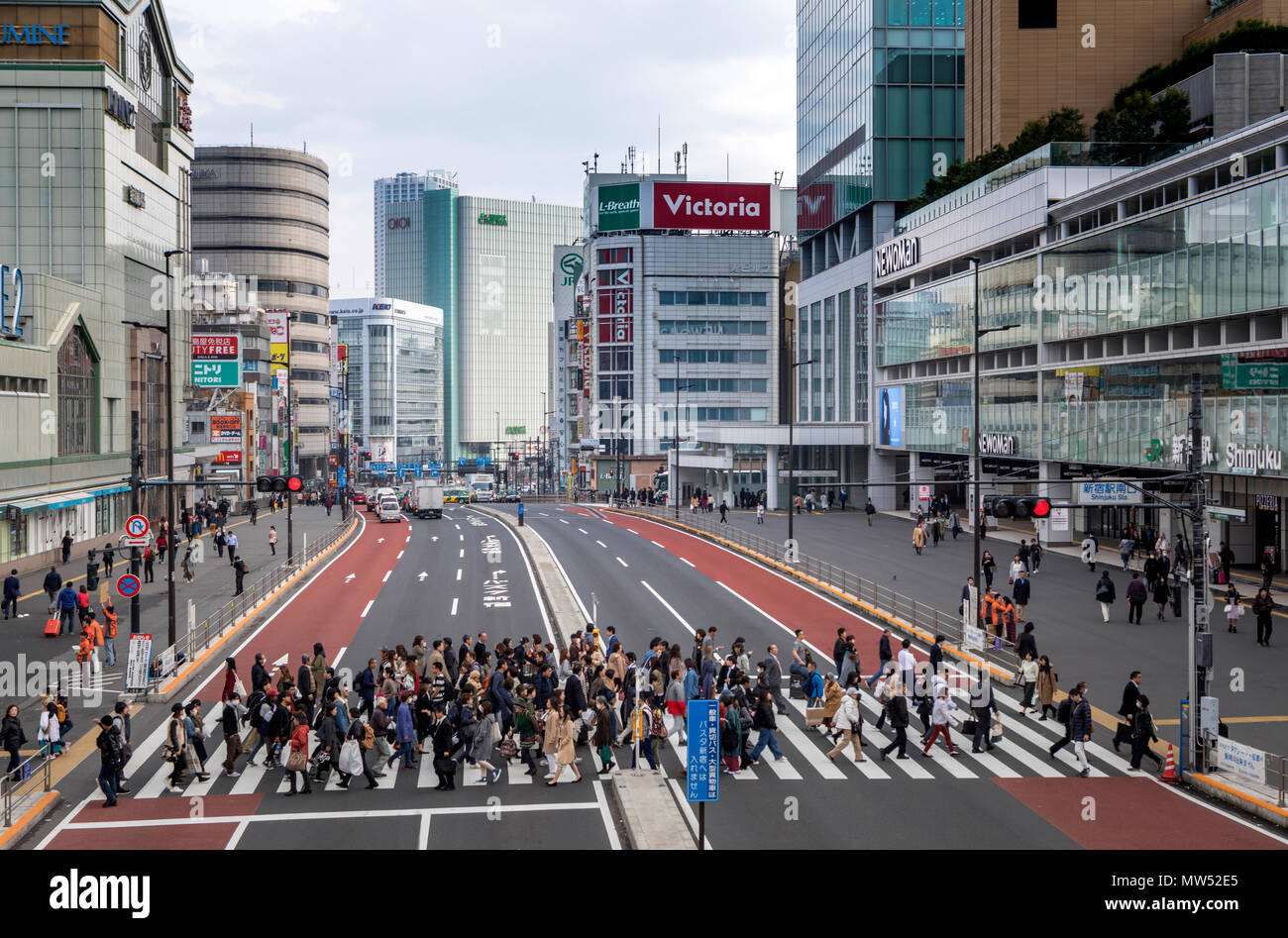 Japan, Tokyo City, Shinjuku District, South Bahnhof Shinjuku, Koshukaido Avenue Stockfoto