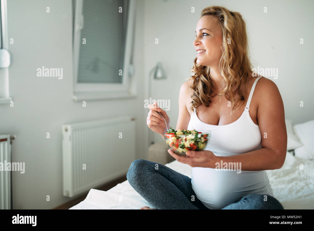 Porträt der schwangeren Frau das Essen gesund essen Stockfoto