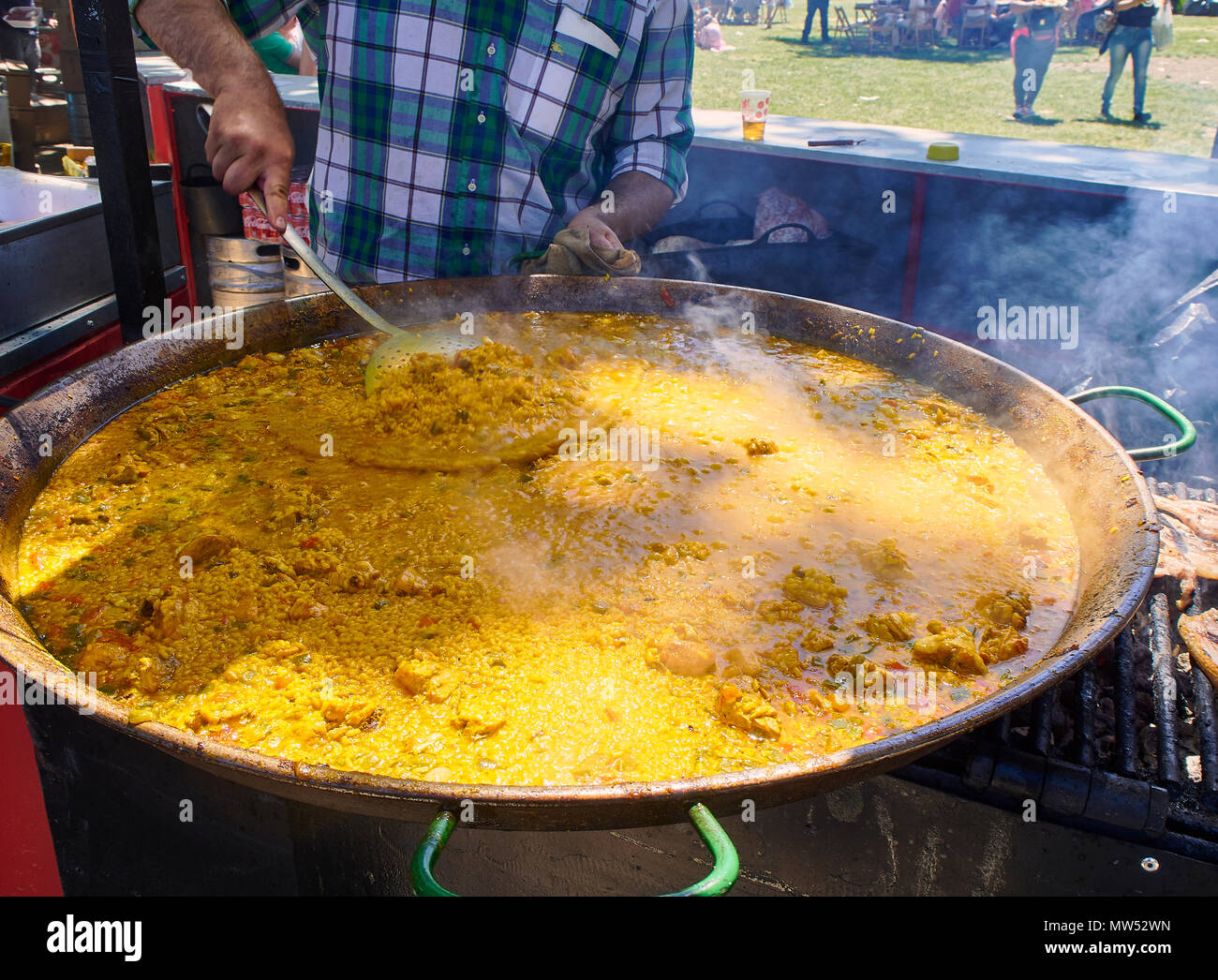 Spanische Paella im Gange. Ein Koch, eine Paella zu einem Gastronomische Messe. Stockfoto