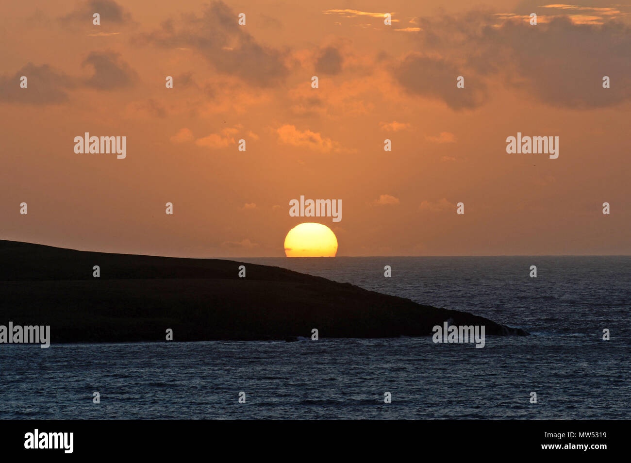 Winter solstice morgen Shetland Sonnenaufgang auf ein ruhiger Tag mit goldenen Glanz der Sonne über dem Horizont emporragen Stockfoto