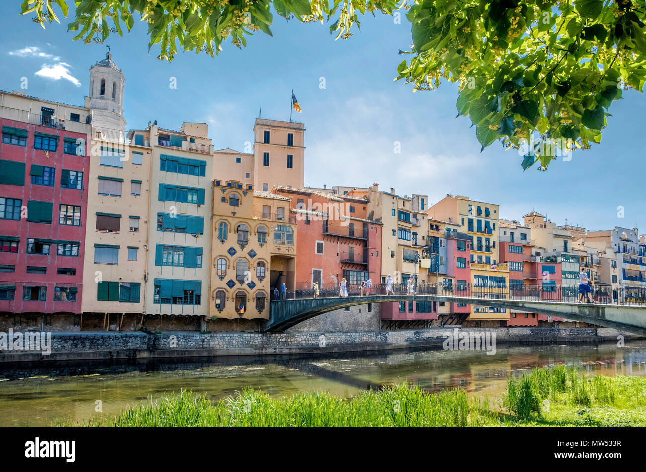 Spanien, Katalonien, Girona, Onyar Fluss, bunte Häuser Stockfoto