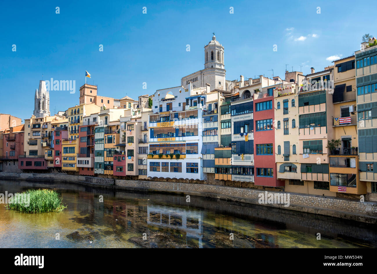 Spanien, Katalonien, Girona, Onyar Fluss, bunte Häuser Stockfoto