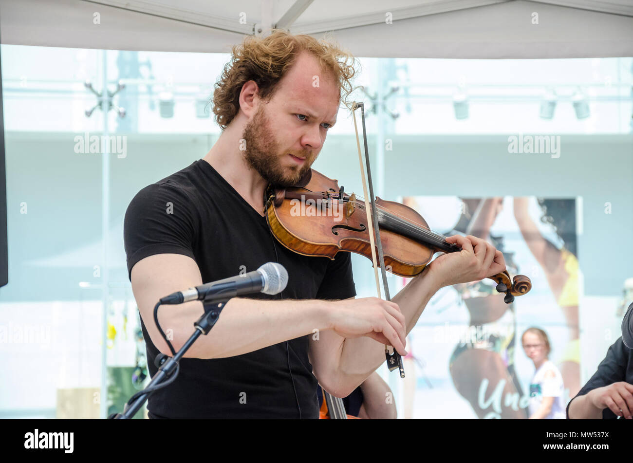 Ein Geiger spielt eine Geige in einer Performance im Hammersmith und Fulham Frühling Markt Stockfoto