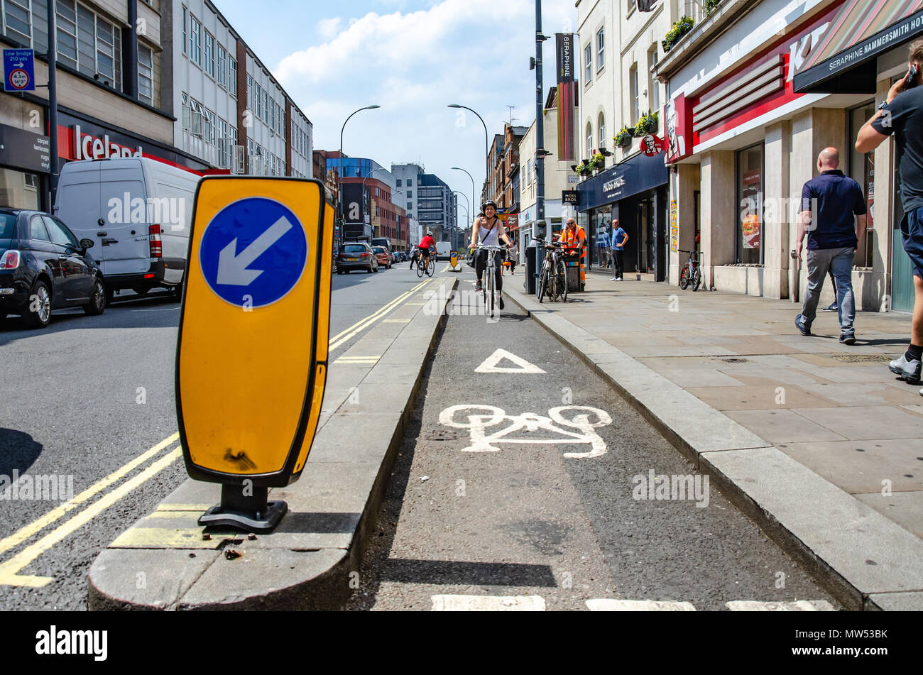 Eine niedrige Winkel Blick auf ein Fahrrad Lane in der King Street in Hammersmith, London. Stockfoto