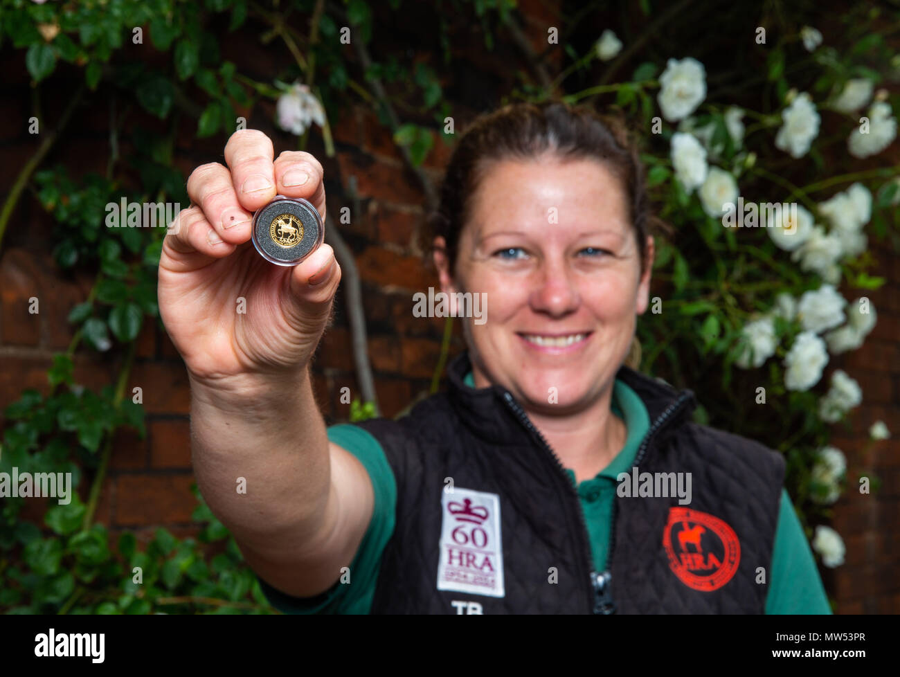 Theresa Barrett, stabile Manager des Pferdes Förster Verband holding Gold Viertel souverän das Portrait der Königin zu Pferd von Bradford Exchange während des Starts am Pferd Förster Association, Royal Mews, Surrey freigegeben. Stockfoto