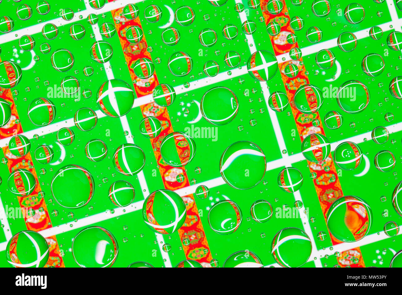 Flagge von Turkmenistan, hinter ein Glas mit Tropfen bedeckt. Muster von Fahnen von Turkmenistan Stockfoto