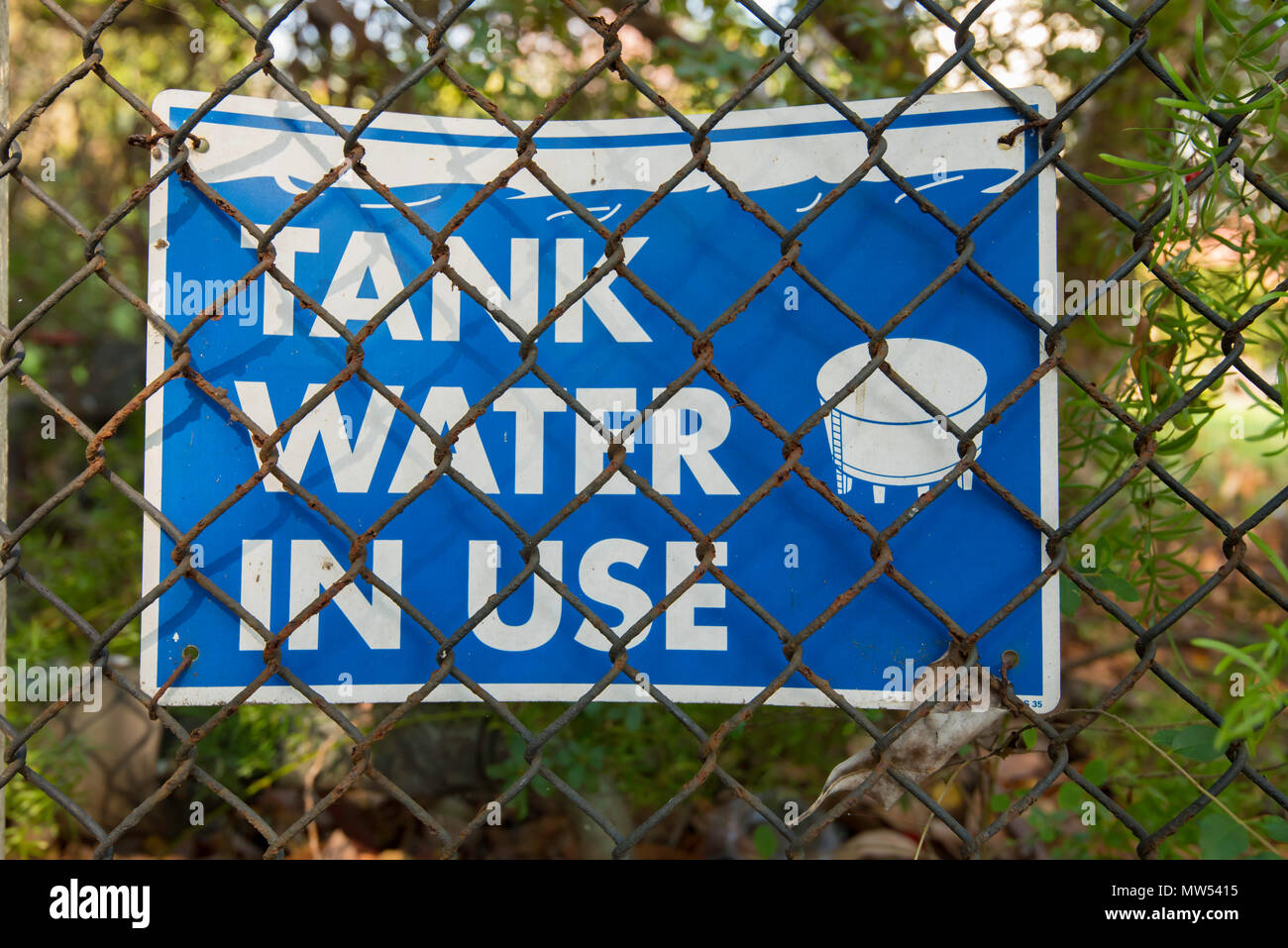 Eine Australische Wassertank Im Einsatz Zeichen Auf Einem Zaun