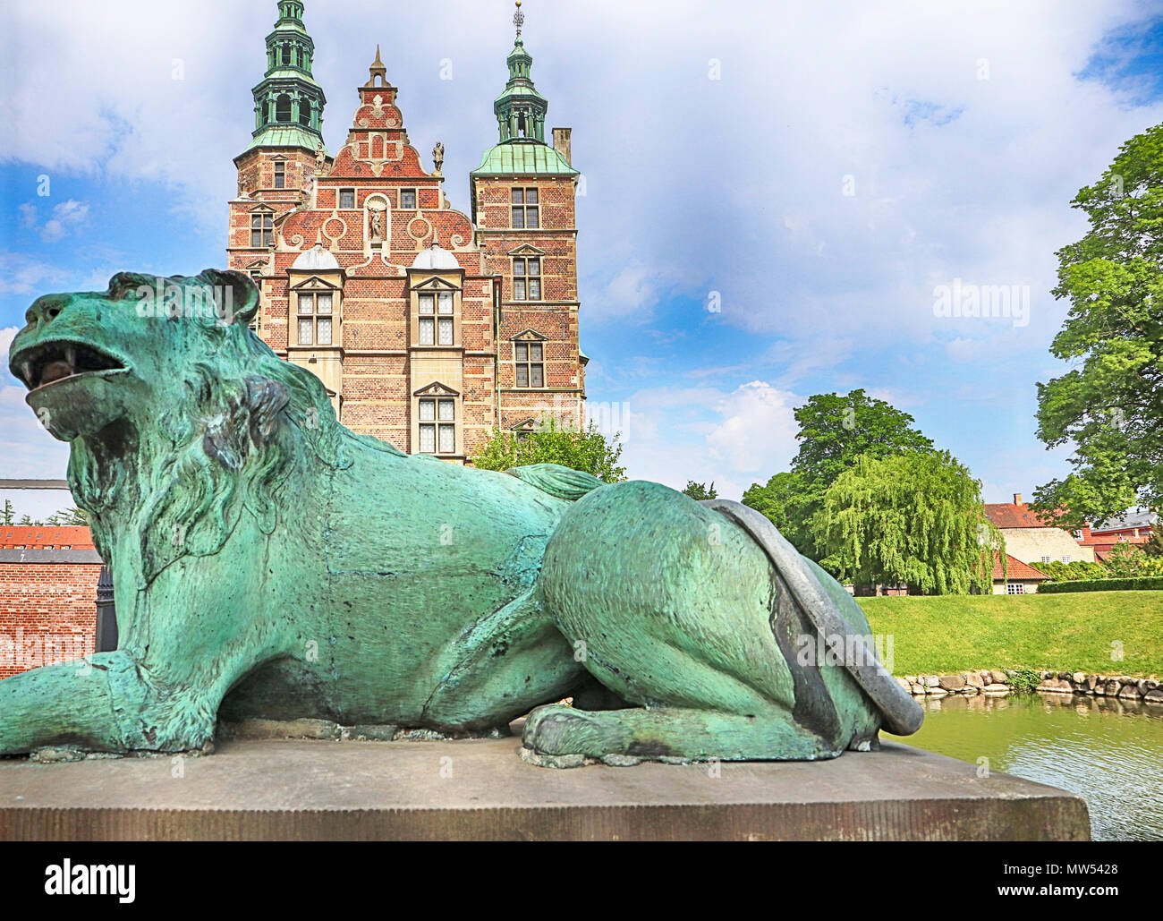 Kopenhagen, Dänemark - Mai 17, 2018 schöner Blick auf Schloss Rosenborg in Kopenhagen vom Garten des Königs mit einer bronzenen Löwen an der Pforte. T Stockfoto