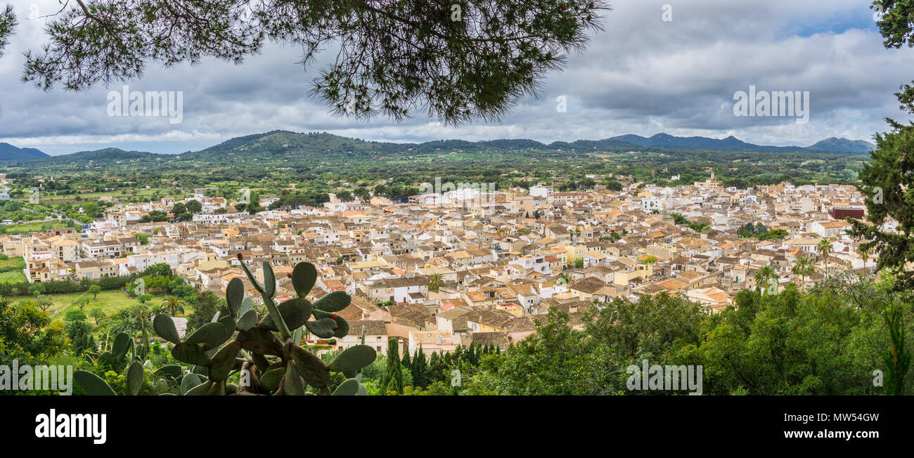 Mallorca, XXL Panoramablick durch natürliche Fenster der grünen Pflanzen über alte Stadt Arta Stockfoto