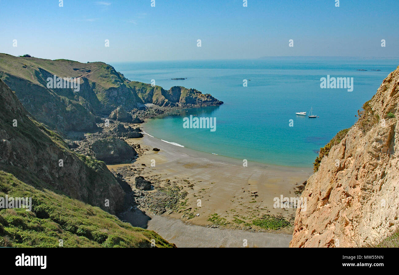 Sandstrand westlich von La Coupee bekannt als La Grande Greve oder Grand Greve La Coupee verbindet große Sark Little Sark April Stockfoto