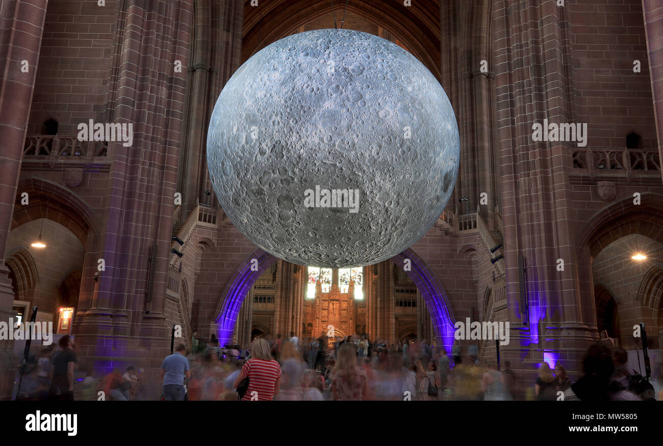 Luke Jerram's 'Museum der Mond" an der Kathedrale von Liverpool, ein 23 ft Replik der Mond die NASA-Bild der Mondoberfläche detaillierte verwendet, in Liverpool Anglikanische Kathedrale hängen, Teil der "wechselnden Gezeiten "kreativen Programm. Stockfoto