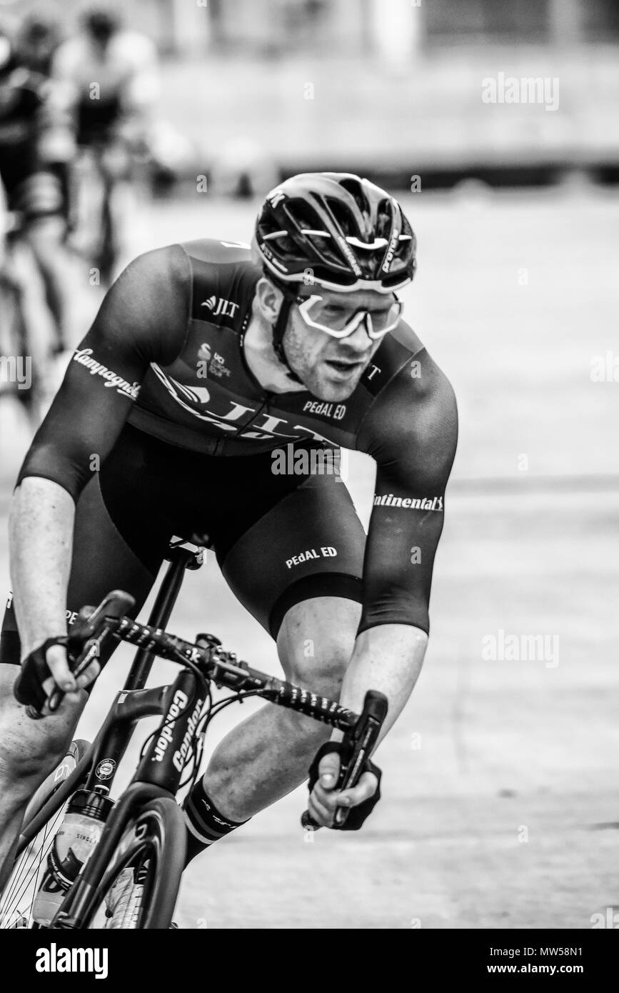 Ed Clancy von JLT Condor racing in der Elite der Männer 2018 OVO Energy Tour Serie Radrennen im Wembley, London, UK. Runde 7 Bike Race. Schwarzweiß Stockfoto
