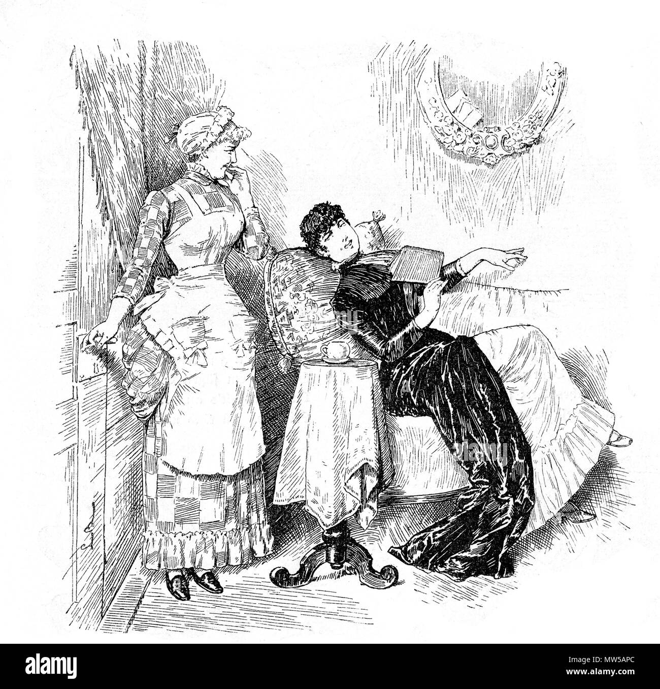 In der Stube, die Maid milde amüsiert verkündet ein Besucher (Ein Verehrer?) an die junge Dame entspannen auf dem Sofa mit einem Buch Stockfoto