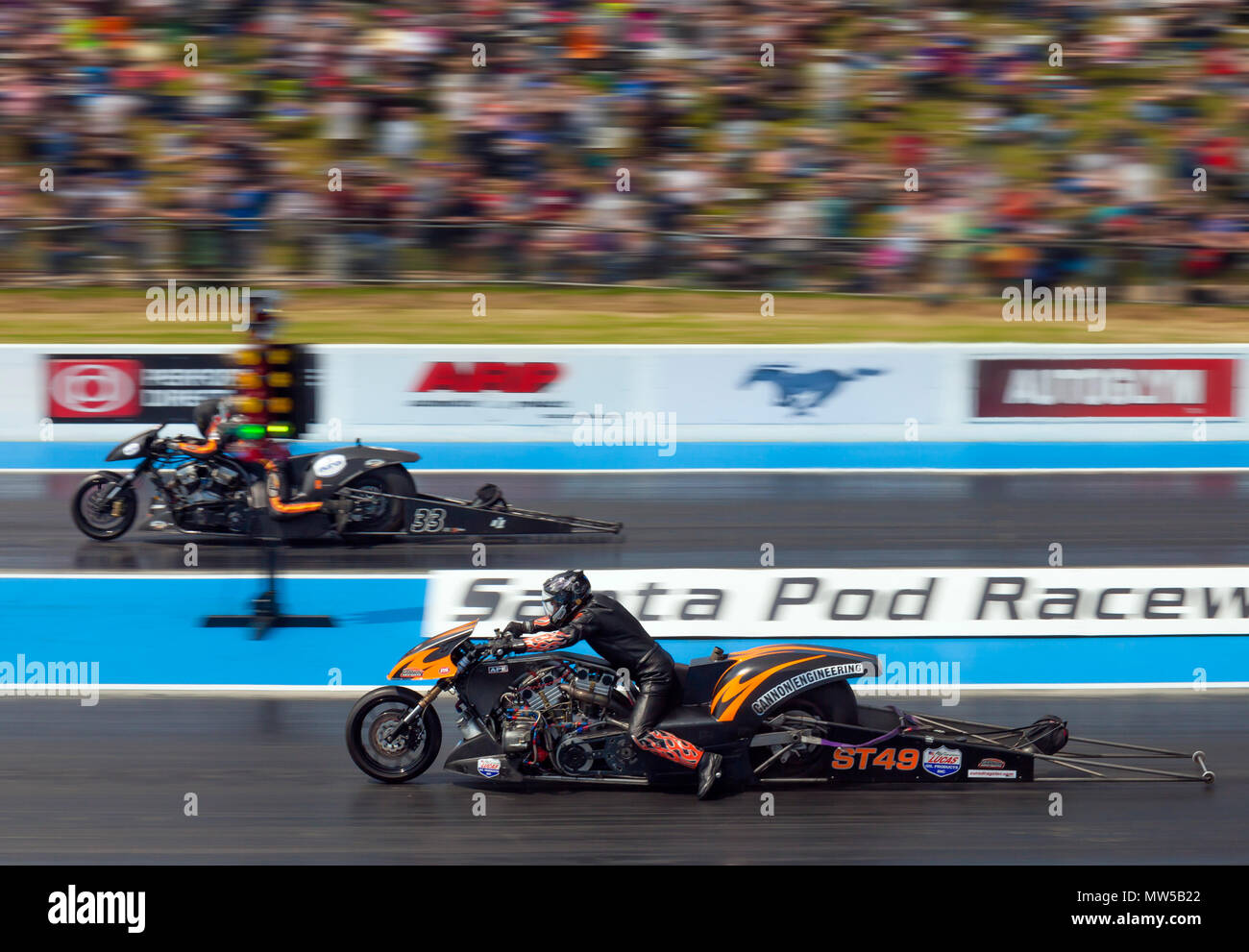 Supertwin bike Drag racing in Santa Pod. Neil Midgley nearside V Gert Jan Lasear weit Seite. Stockfoto