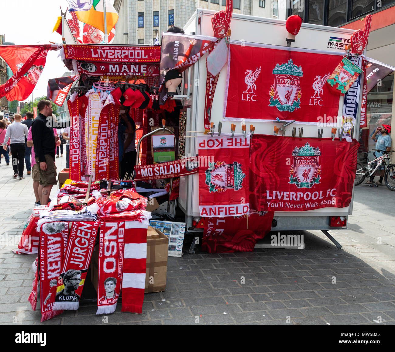 Ein Markt im Zentrum von Liverpool Liverpool Footclub verkaufen Ware am Tag des UEFA Champions League Finale Mai 2018 Abschaltdruck Stockfoto