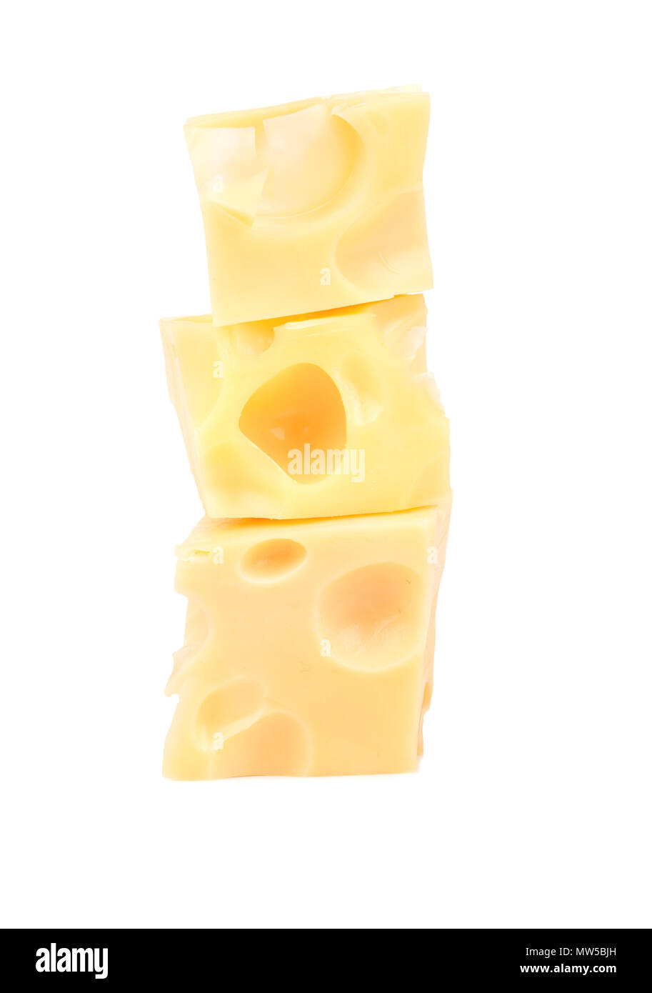 Drei Würfel von Käse mit Löchern auf weißem Hintergrund Stockfoto