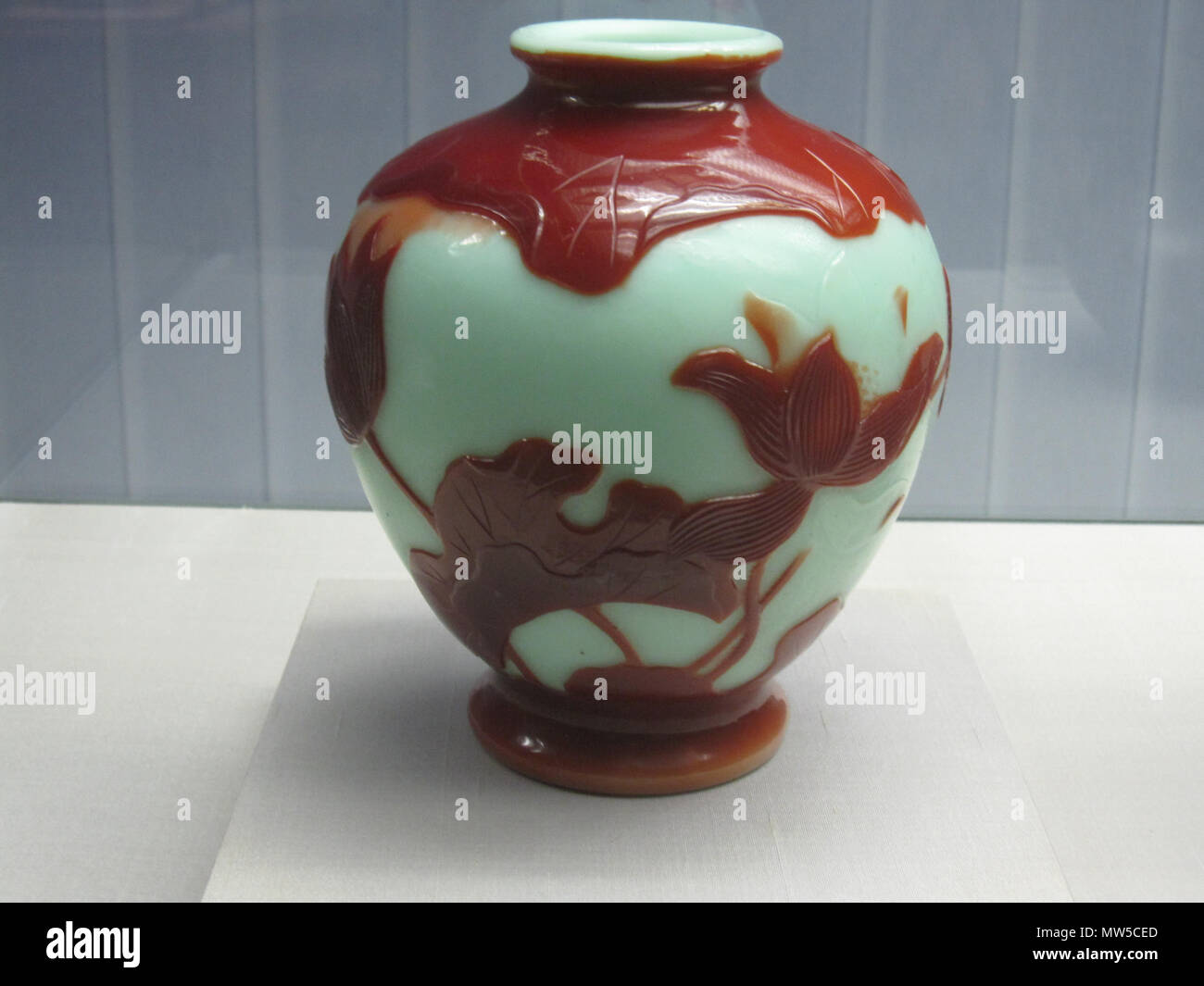 626 Vase avec Dekor blumen Emile Gallé Stockfoto