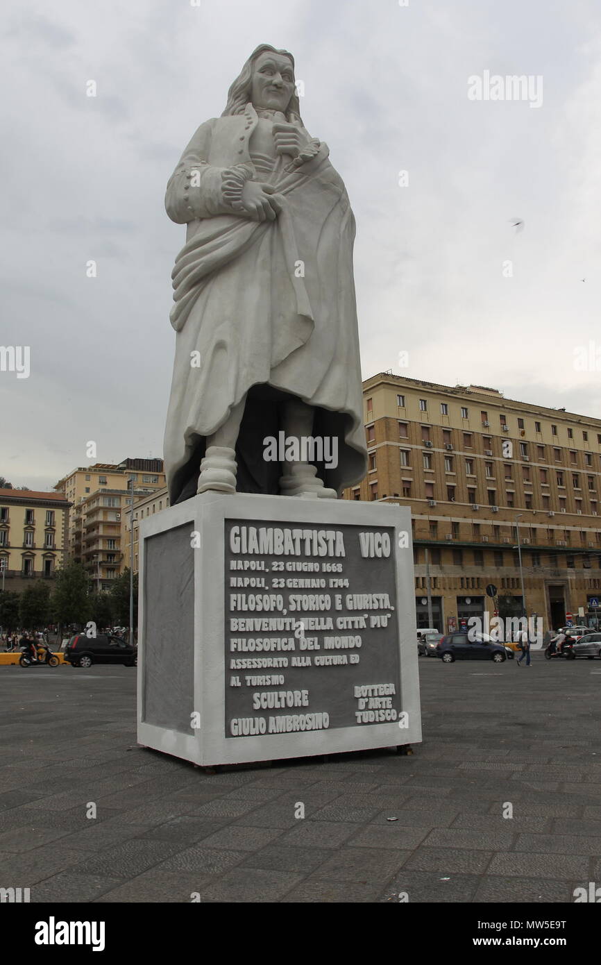 Neapel, Italien. 29 Mai, 2018. Ein zehn Meter Pappmaché Statue, Giambattista Vico geschaffen von dem Bildhauer Giulio Ambrosino, speziell für die 'Maggio dei monumenti" in Piazza Municipio für den gesamten Zeitraum der Vichian feiern installiert. Auf dem Foto ein Blick der Statue auf der Piazza del Municipio in Napoli Credit: Salvatore Esposito/Pacific Press/Alamy leben Nachrichten Stockfoto