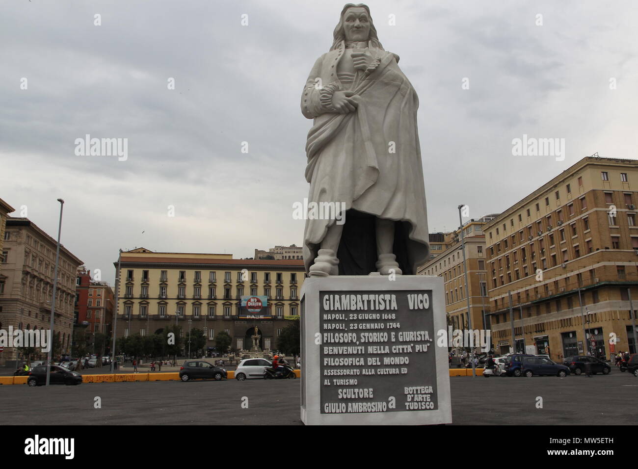 Neapel, Italien. 29 Mai, 2018. Ein zehn Meter Pappmaché Statue, Giambattista Vico geschaffen von dem Bildhauer Giulio Ambrosino, speziell für die 'Maggio dei monumenti" in Piazza Municipio für den gesamten Zeitraum der Vichian feiern installiert. Auf dem Foto ein Blick der Statue auf der Piazza del Municipio in Napoli Credit: Salvatore Esposito/Pacific Press/Alamy leben Nachrichten Stockfoto