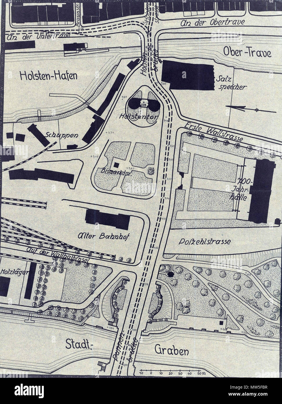 . English: Erwin Barth (1880-1933), Straßenzug zwischen Holsten- und Puppenbrücke, Lübeck: Ausgangszustand des Stadtraums zwischen Holsten- und Puppenbrücke im Grundriss 1:500, Maßstabsleiste. Lichtpause auf Karton, 80,30 x 61,20 cm (incl. Scanrand). Architekturmuseum der Technischen Universität Berlin Inv. Nr. 41216. 1930. Erwin Barth (1880 - 1933) Beschreibung Deutsche Garden Designer Datum der Geburt / Tod 1880 1933 Ort der Geburt / Todes Lübeck Berlin Ort Schloss Charlottenburg; Lübeck Authority control: Q 100653 VIAF: 52786280 ISNI: 0000 0000 83828681 ULAN: 500230861 LCCN: Stockfoto
