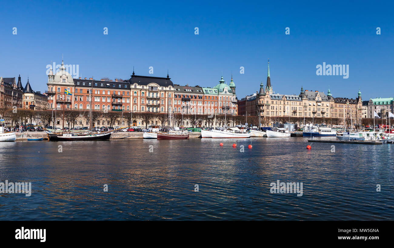 Stadtbild der Stadt Stockholm, Schweden. Strandvagen Boulevard auf Ostermalm im sonnigen Sommertag Stockfoto