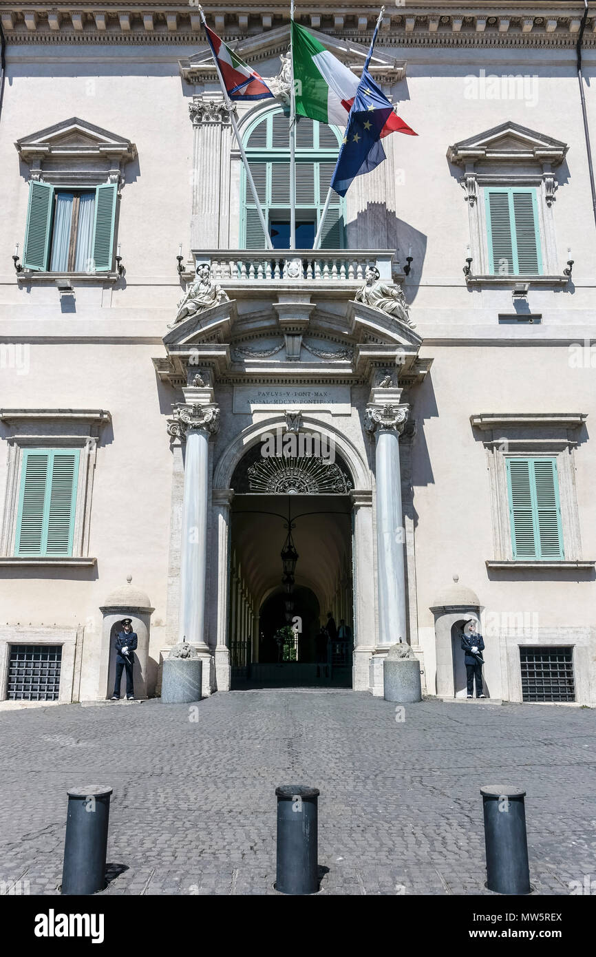 Quirinal Fassade (Haupteingang), offizielle Residenz des Präsidenten der Italienischen Republik. Präsidentschafts-, italienischen, europäischen Fahnen. Rom, Italien Stockfoto