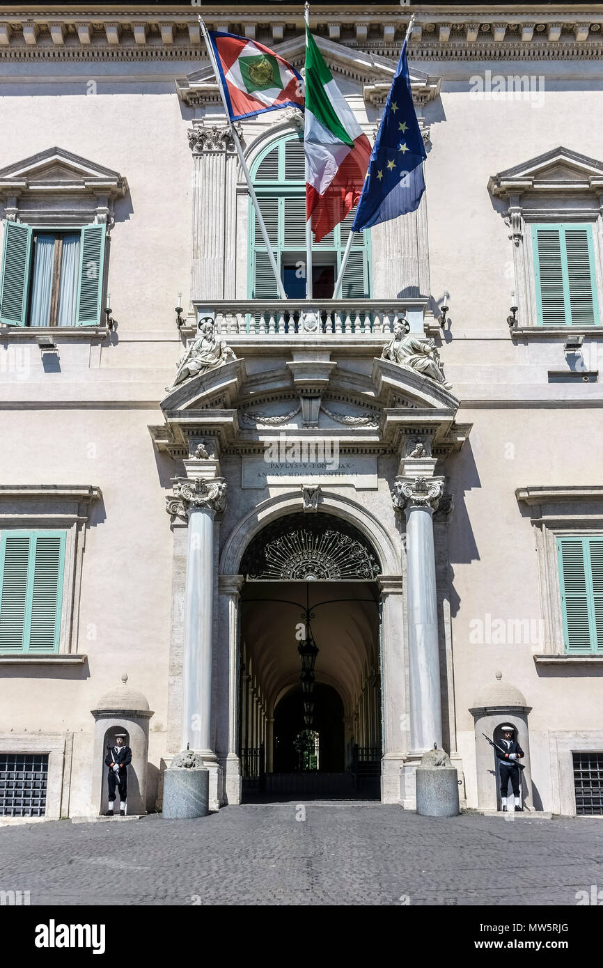 Quirinal Fassade (Haupteingang), offizielle Residenz des Präsidenten der Italienischen Republik. Präsidentschafts-, italienischen, europäischen Fahnen. Rom, Italien Stockfoto