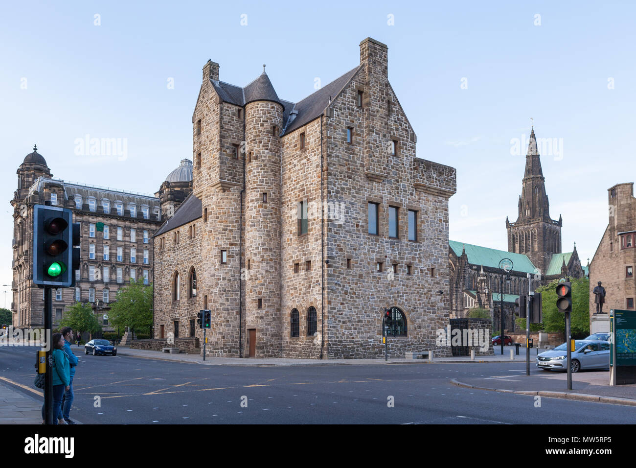 St Mungo's Museum für Religiöse Kunst und Leben mit Glasgow Kathedrale im Hintergrund. Stockfoto