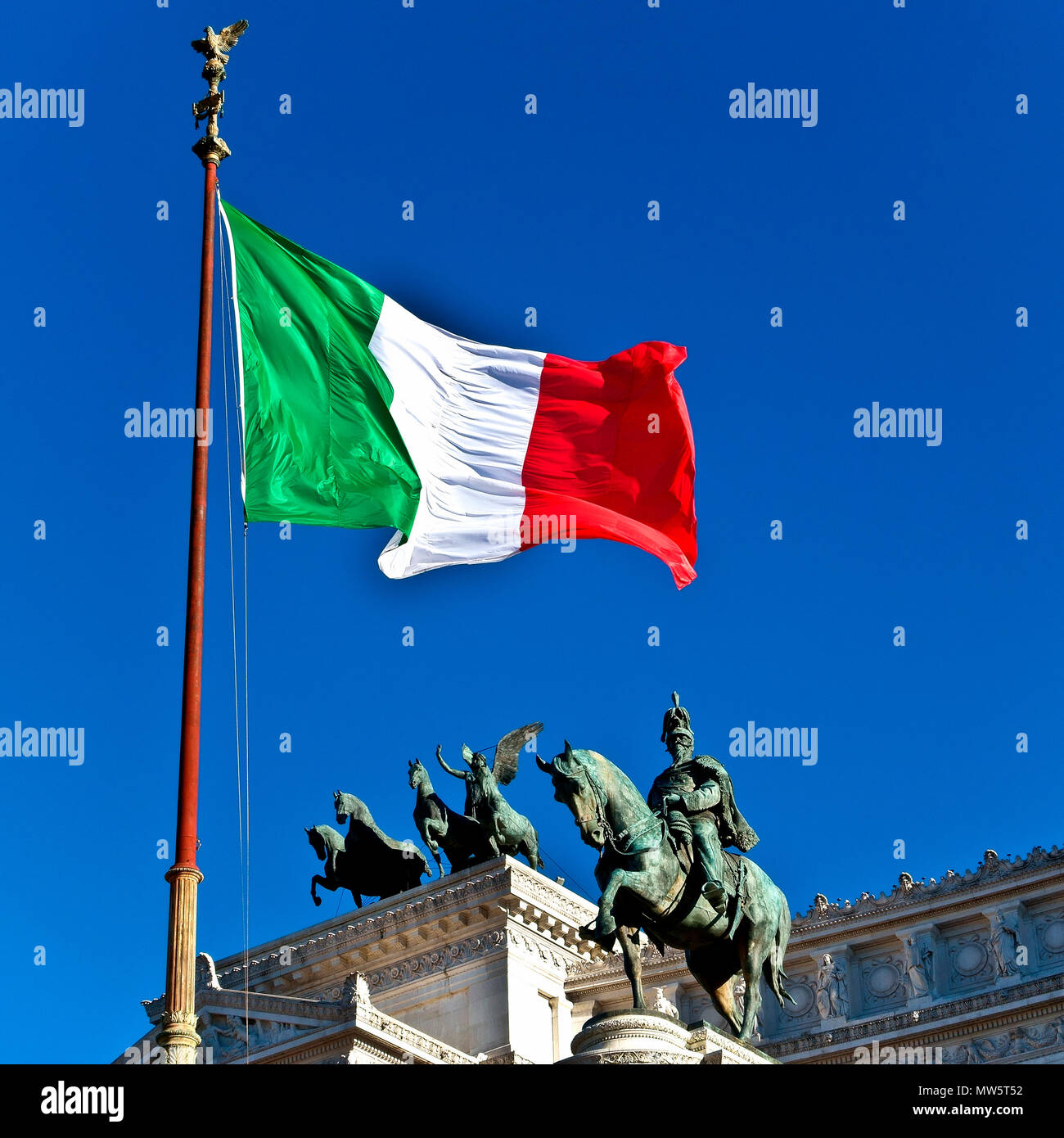 Unter italienischer Flagge. Denkmal für König Viktor Emanuel II., und das Denkmal des unbekannten Soldaten an der Piazza Venezia. Vittorio Emanuele II. Rom, Italien Stockfoto