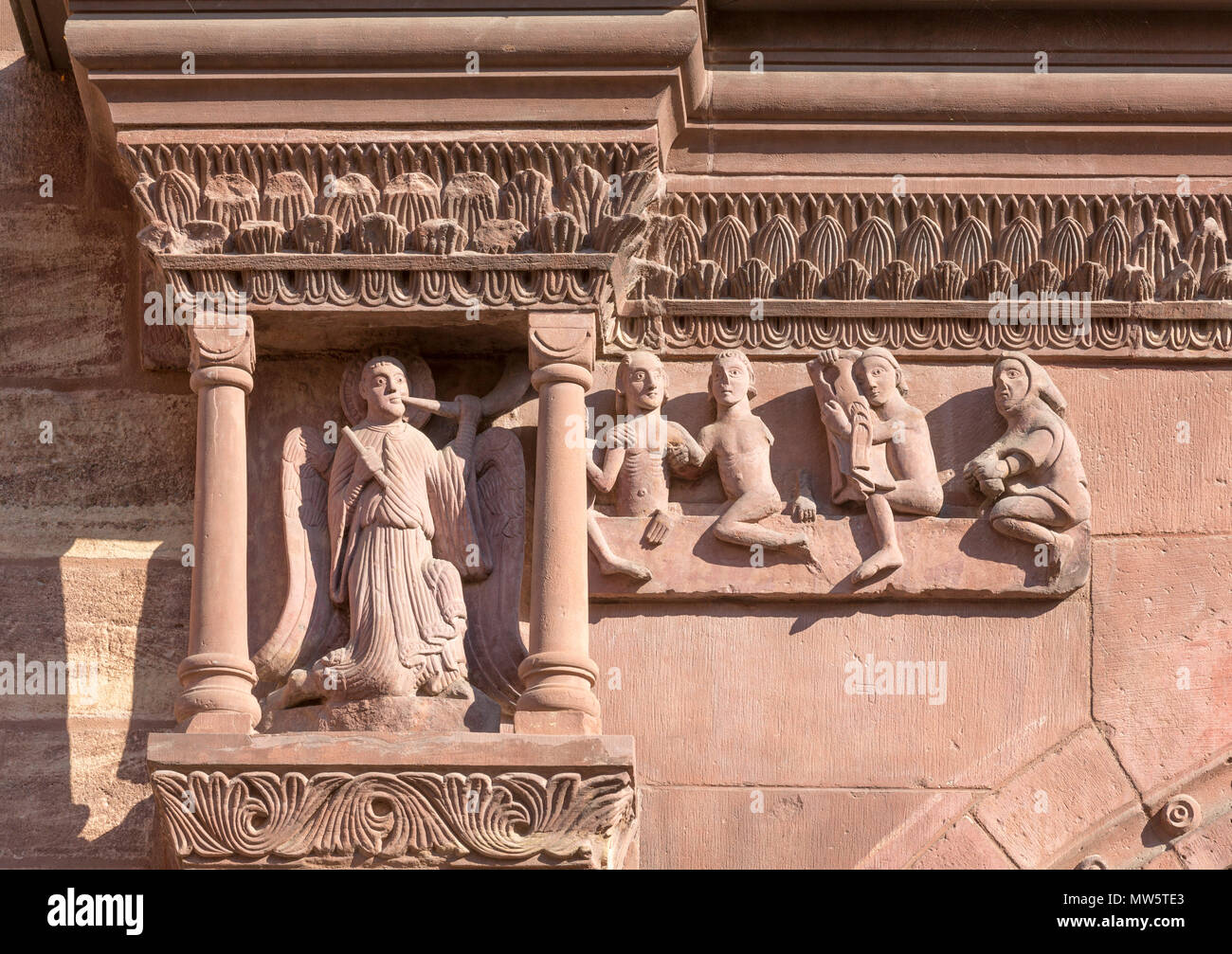 Basel, Münster (Basler Münster), Nördliches Querhaus, Galluspforte, Engel mit Auferstehenden, sterben aus den Gräbern steigen Stockfoto