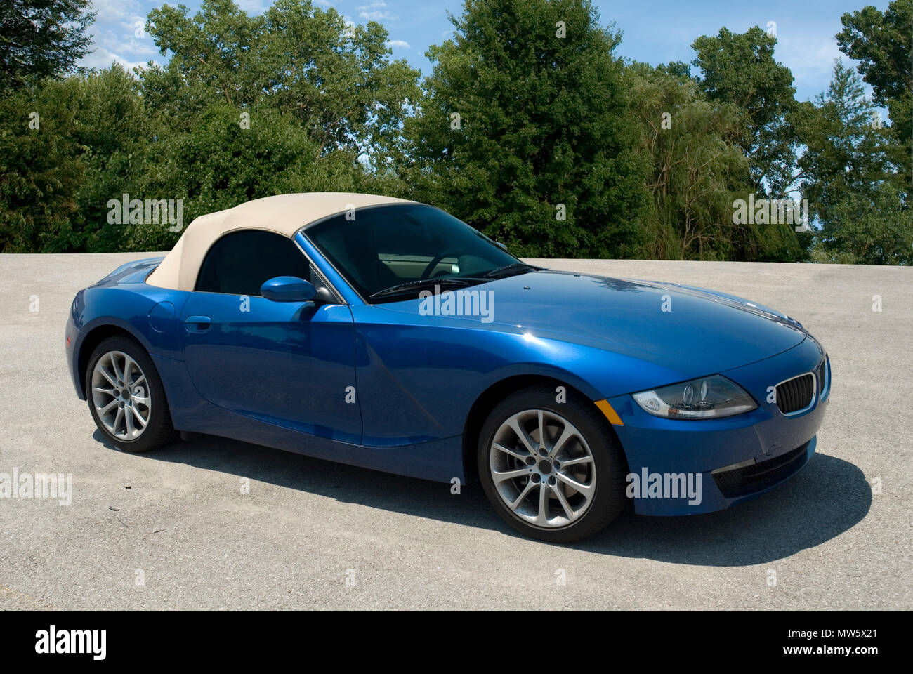 Moderne Roadster Sportwagen Schones Sauberes Baum Und Himmel Hintergrund In Meiner Galerie Fur Mehr Auto Fotos Wie Dieses Aussehen Stockfotografie Alamy