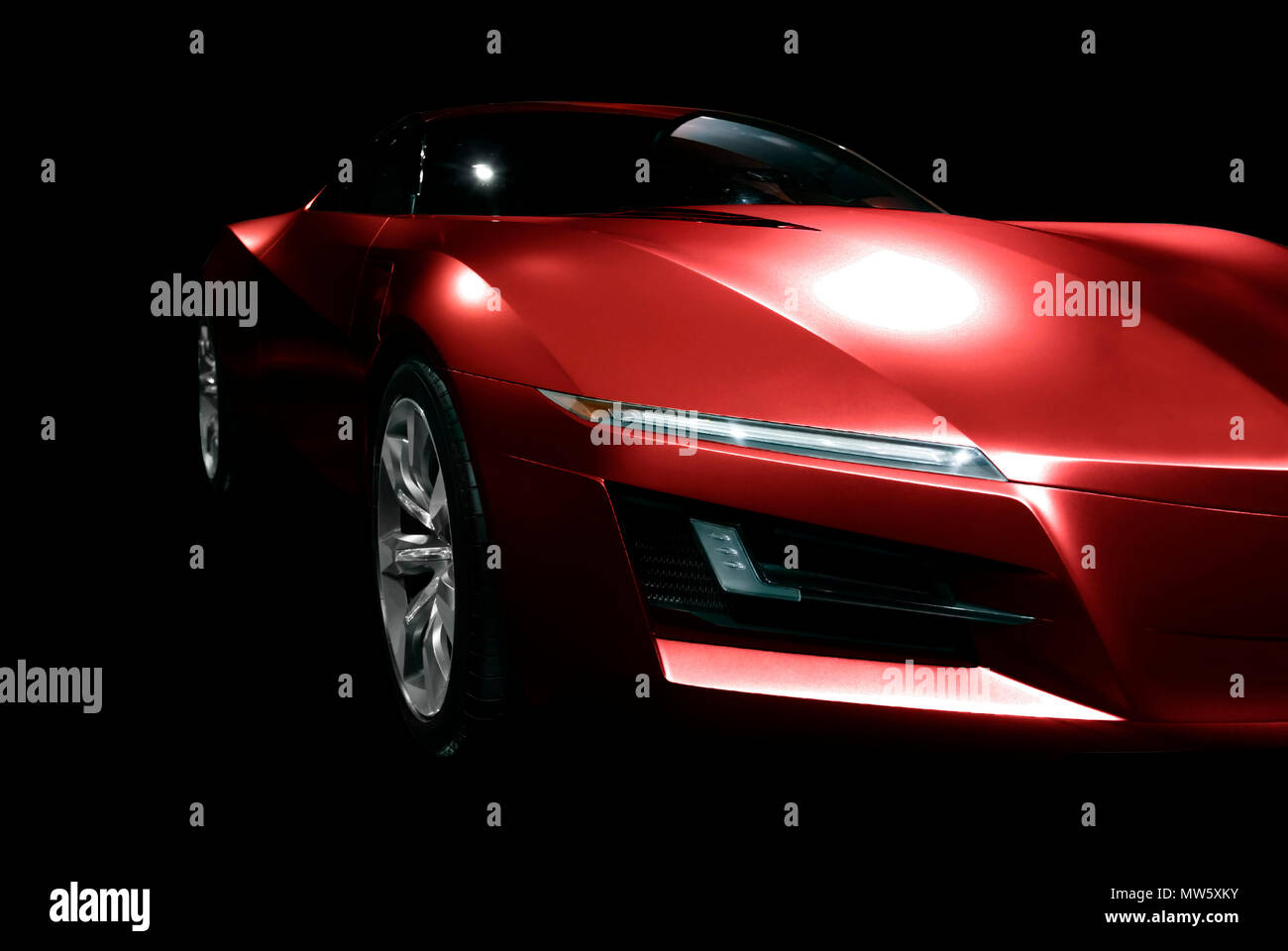 Schöne neue roten Sportwagen auf schwarzem Hintergrund. Beschneidungspfade enthalten. In meiner Galerie für mehr Auto Fotos wie dieses aussehen. Stockfoto