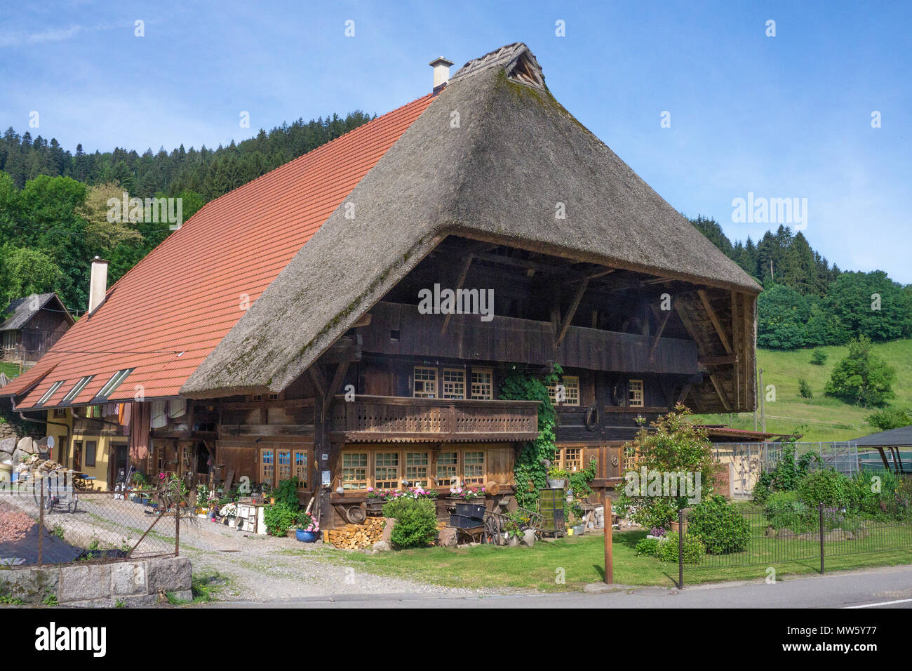 Alte historische Holz Schwarzwaldhaus im Village Gutach, Schwarzwald, Baden-Württemberg, Deutschland, Europa Stockfoto