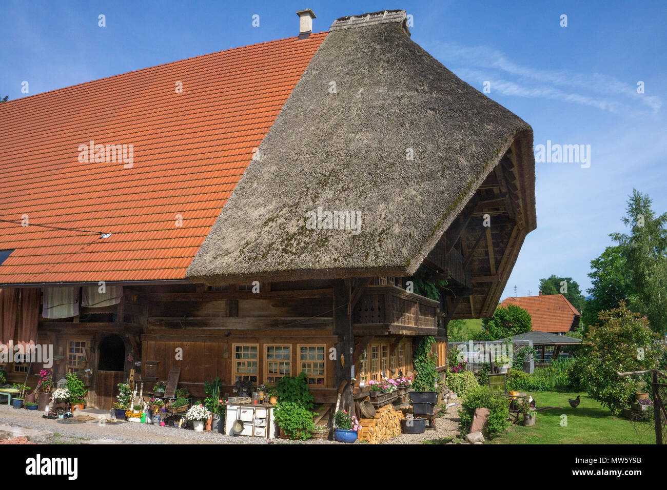Alte historische Holz Schwarzwaldhaus im Village Gutach, Schwarzwald, Baden-Württemberg, Deutschland, Europa Stockfoto