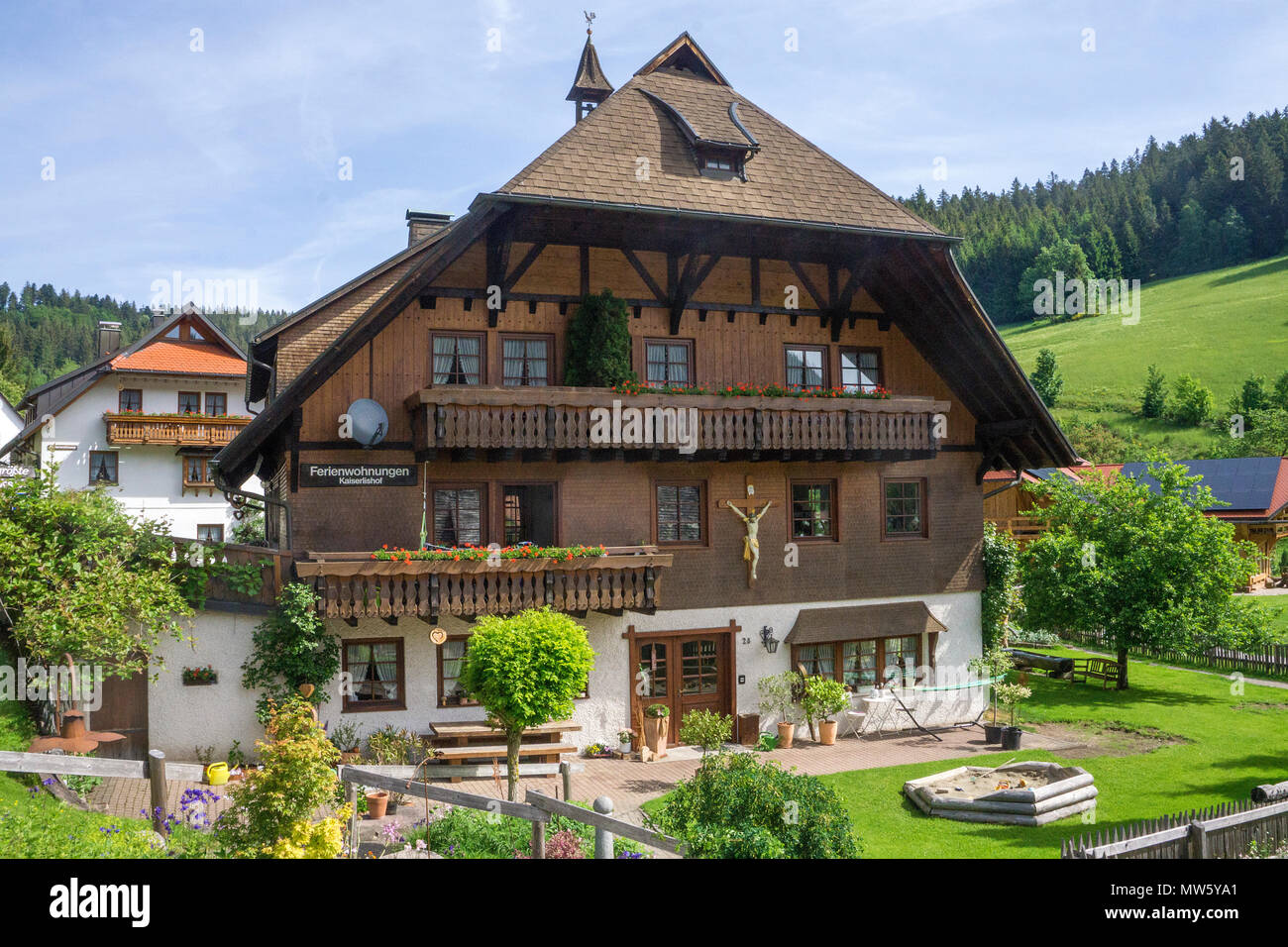 Typische Schwarzwälder Haus in Schonach, Schwarzwald, Baden-Württemberg, Deutschland, Europa Stockfoto