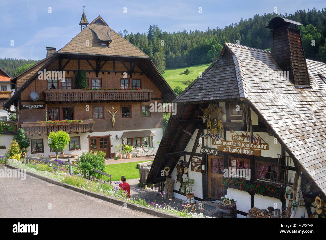 Typische Schwarzwälder Häuser in Schonach, Schwarzwald, Baden-Württemberg, Deutschland, Europa Stockfoto