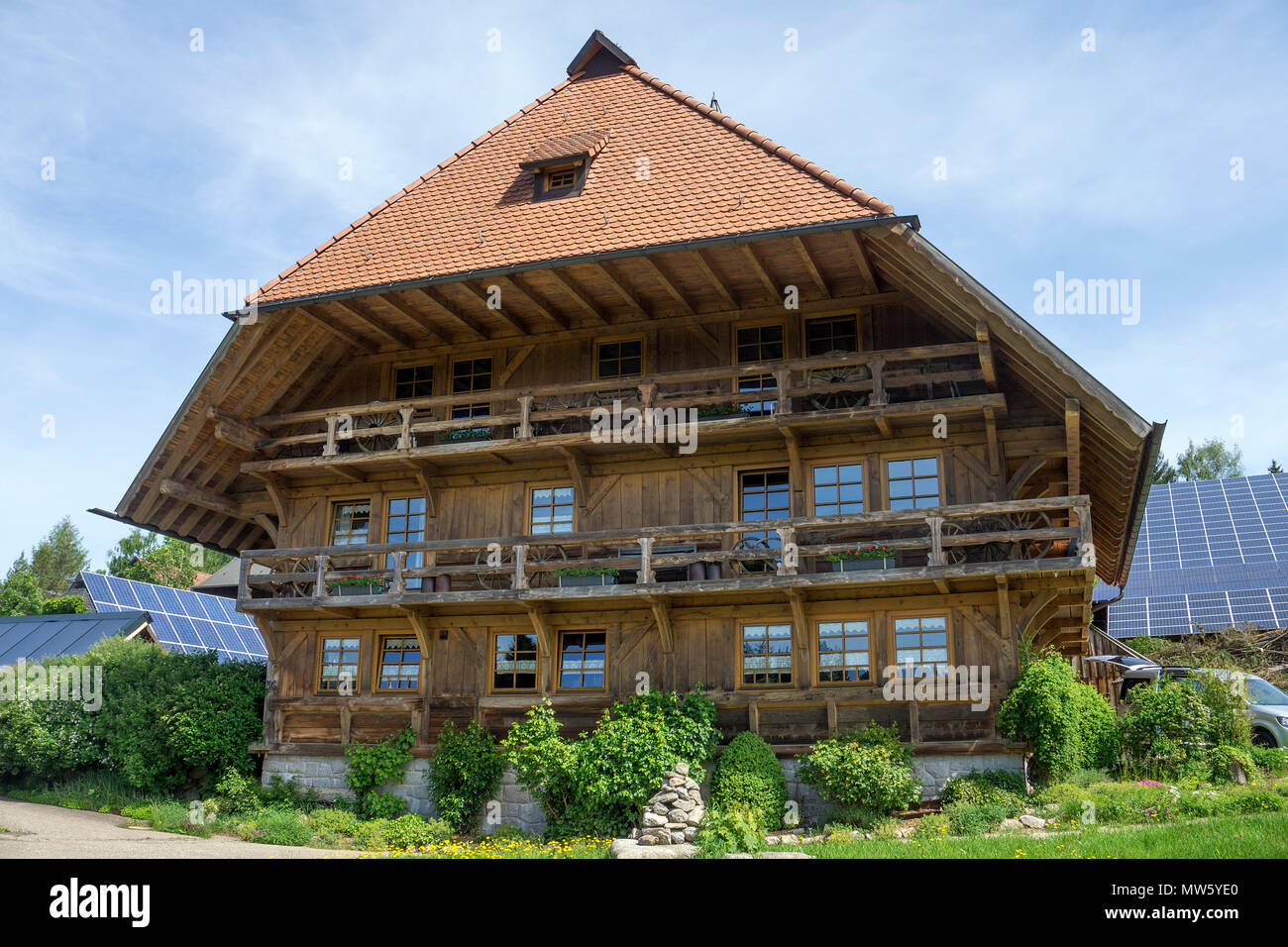 Typischen hölzernen Schwarzwaldhaus im Village Schonach, Schwarzwald, Baden-Württemberg, Deutschland, Europa Stockfoto