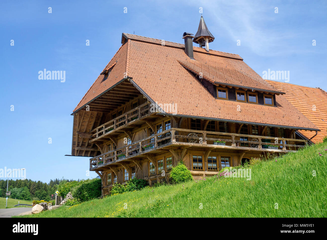 Typischen hölzernen Schwarzwaldhaus im Village Schonach, Schwarzwald, Baden-Württemberg, Deutschland, Europa Stockfoto