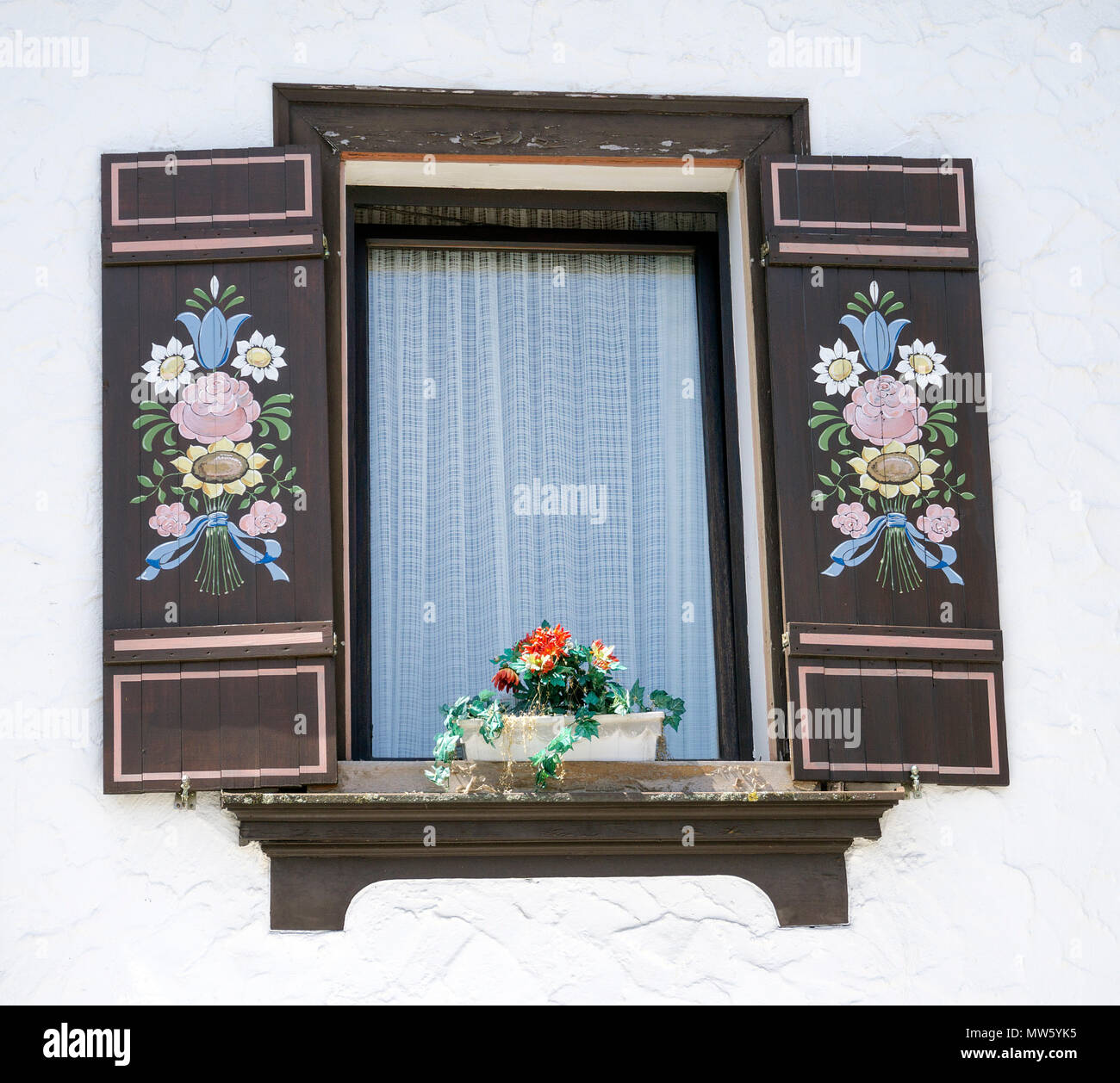 Farbenfroh Fensterläden an einem Haus des Dorfes Triberg, Schwarzwald, Baden-Württemberg, Deutschland, Europa gezeichnet Stockfoto