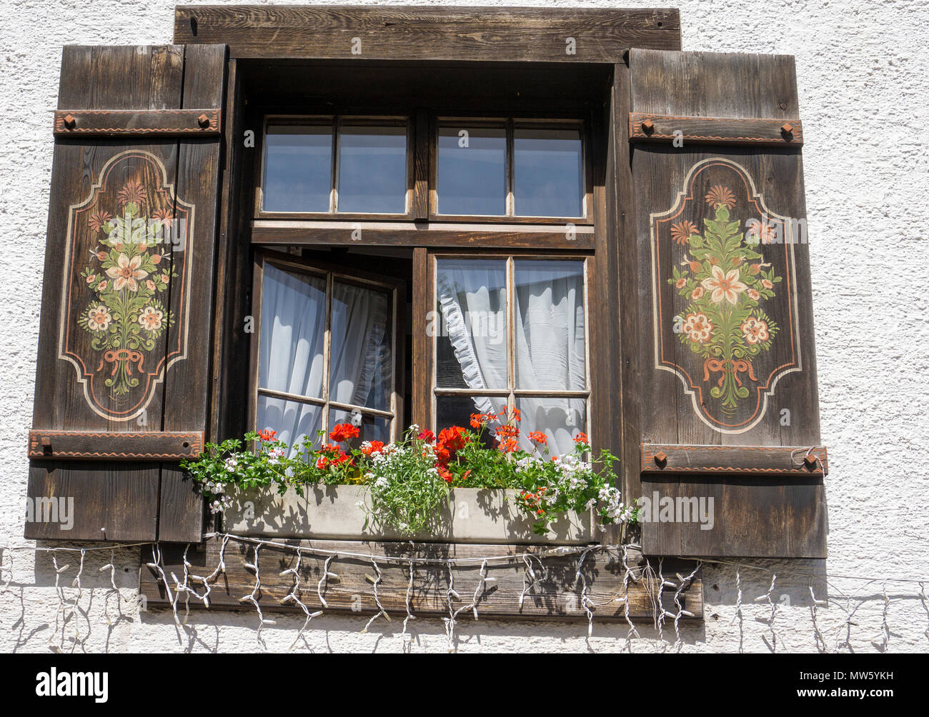 Farbenfroh Fensterläden an einem Haus des Dorfes Triberg, Schwarzwald, Baden-Württemberg, Deutschland, Europa gezeichnet Stockfoto
