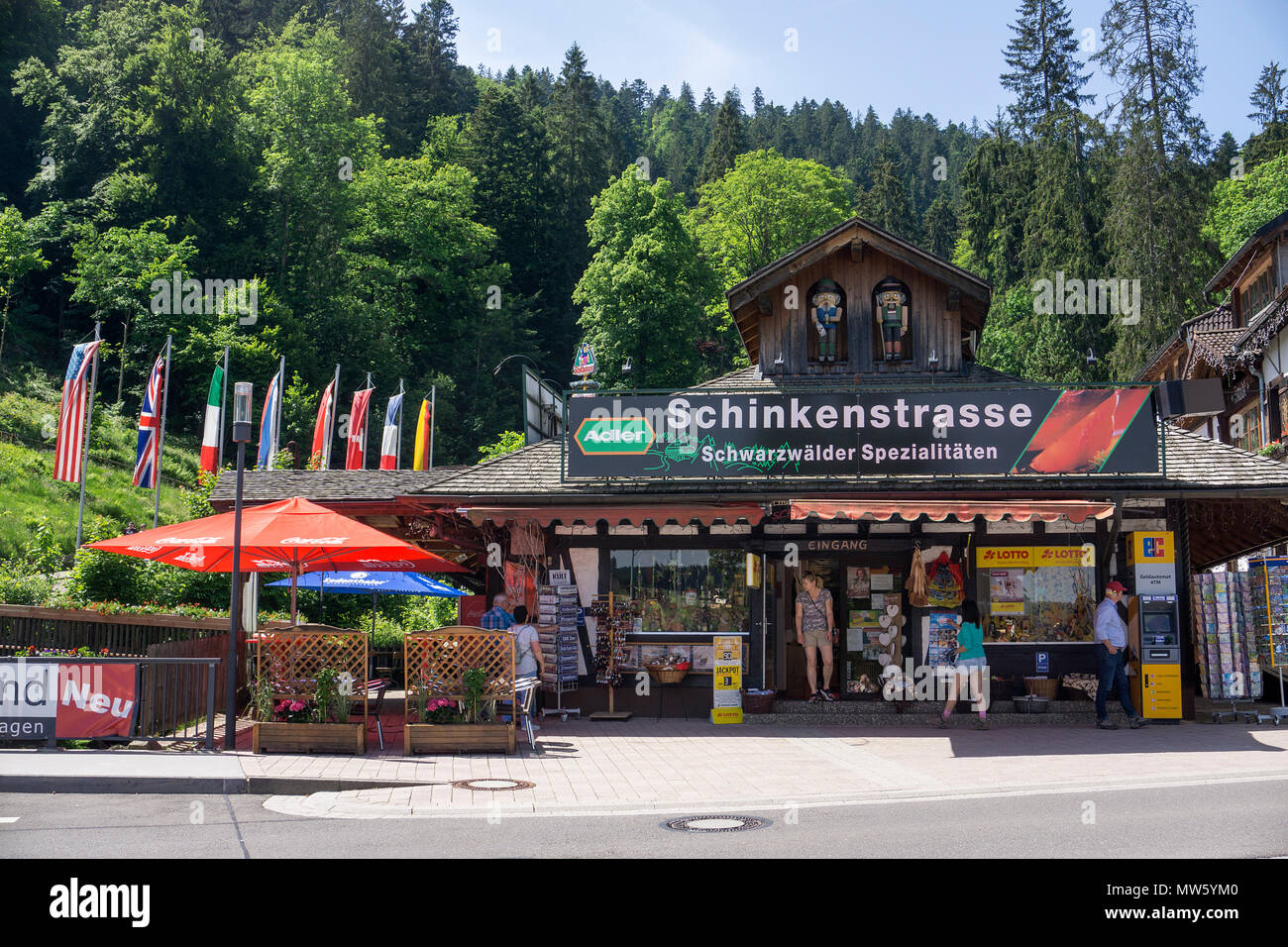 Schinkenstrasse, Souvenirläden in der Mitte von Triberg, Schwarzwald, Baden-Württemberg, Deutschland, Europa Stockfoto
