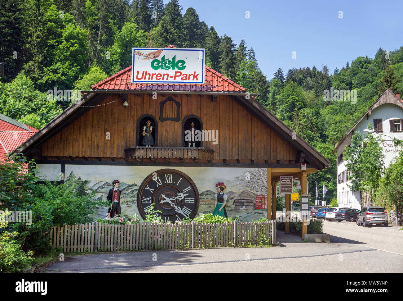 Weltgrößte Kuckucksuhr an Eble clock Park, Triberg, Schwarzwald, Baden-Württemberg, Deutschland, Europa Stockfoto