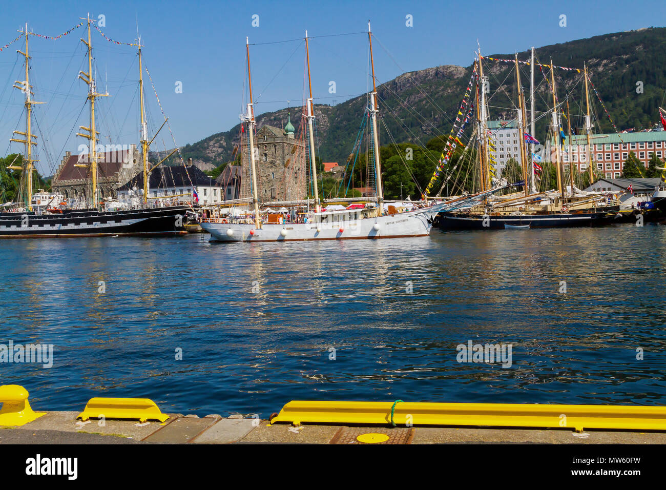 Tall Ships Races Bergen, Norwegen 2014. Polnische Schoner 'Kapitan Borchardt" in den Hafen. Große russische Barke "Kruzenshtern" im Hintergrund. Stockfoto