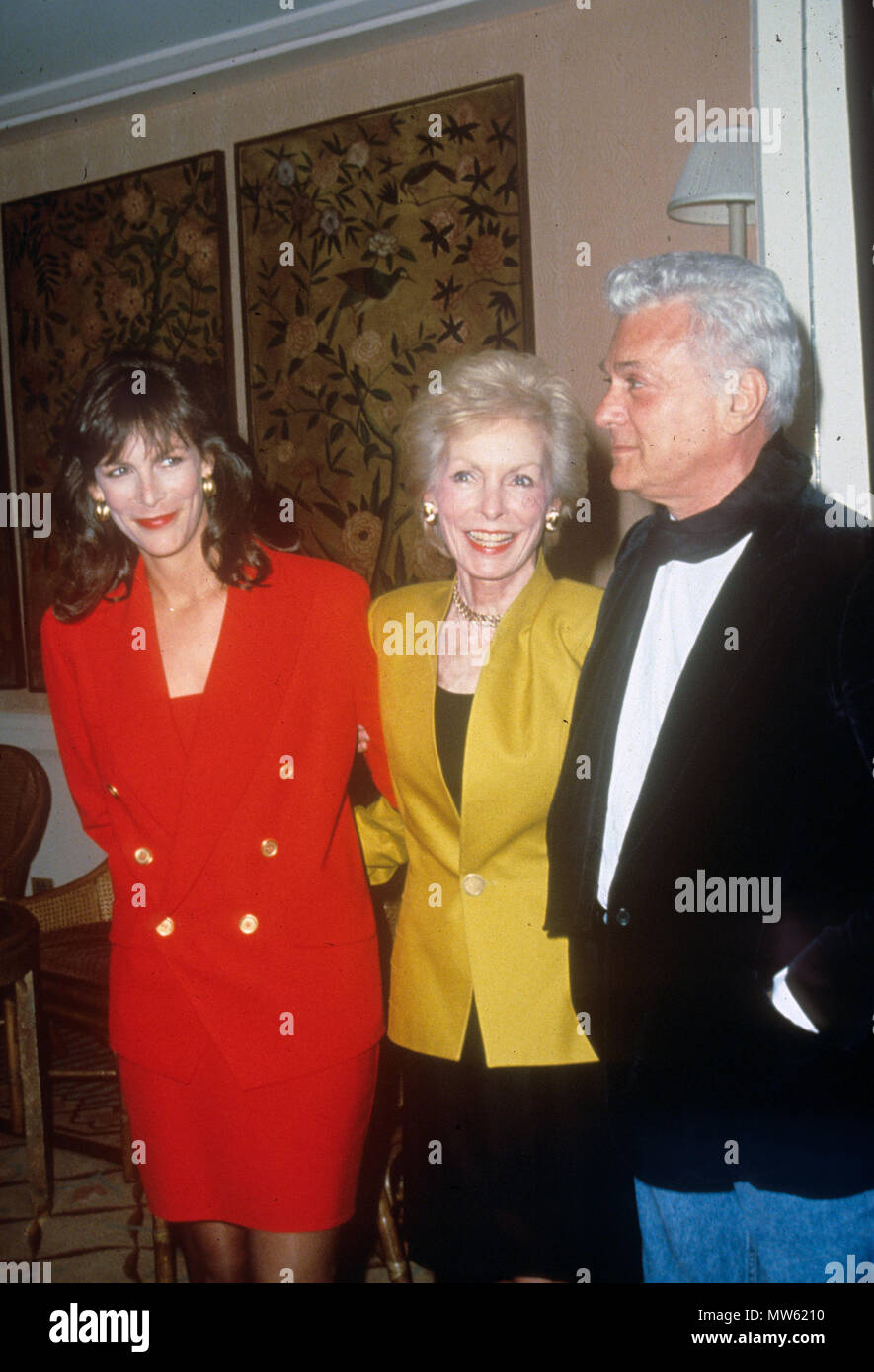 TONY CURTIS, US-amerikanischer Schauspieler etwa 1980 mit ehemaligen Frau Janet Leigh und Tochter Jamie Lee auf der linken Seite Stockfoto
