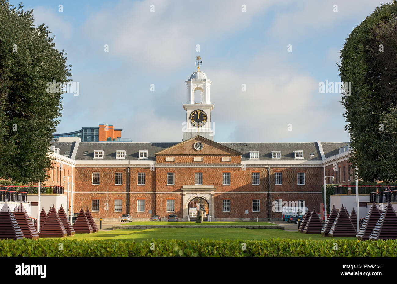 Alte Naval Gebäude mit Clocktower nun in Wohnungen in der Gunwharf Quays komplexe umgewandelt. Portsmouth, Hampshire, England. Stockfoto