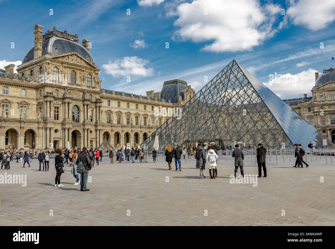 Menschen außerhalb der Louvre Pyramide, dem Haupteingang zum Louvre Museum in Paris, Frankreich Stockfoto