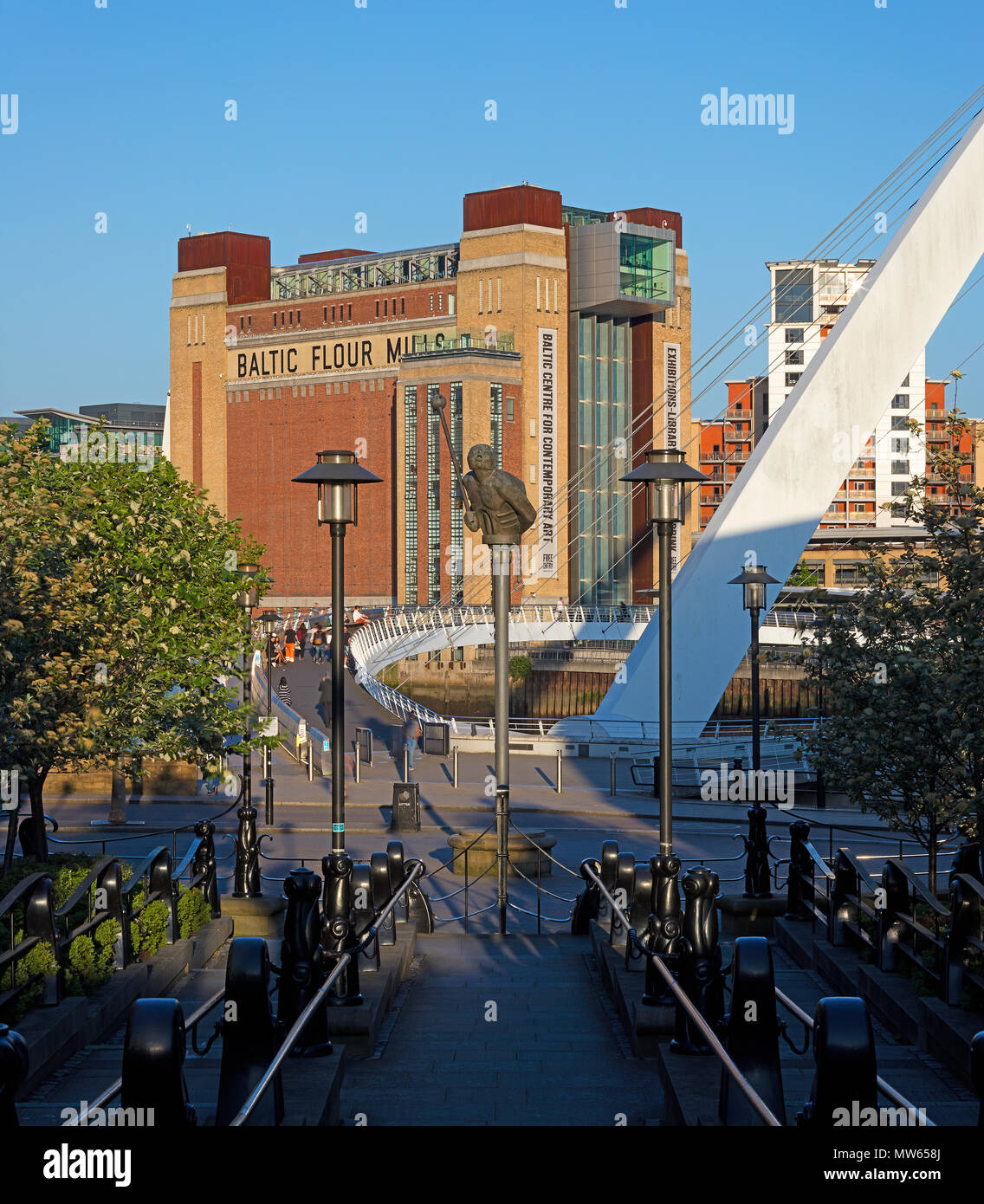Tagsüber in der Sonne des baltischen Zentrum für Zeitgenössische Kunst, Gateshead, Tyne and Wear, England, Vereinigtes Königreich Stockfoto