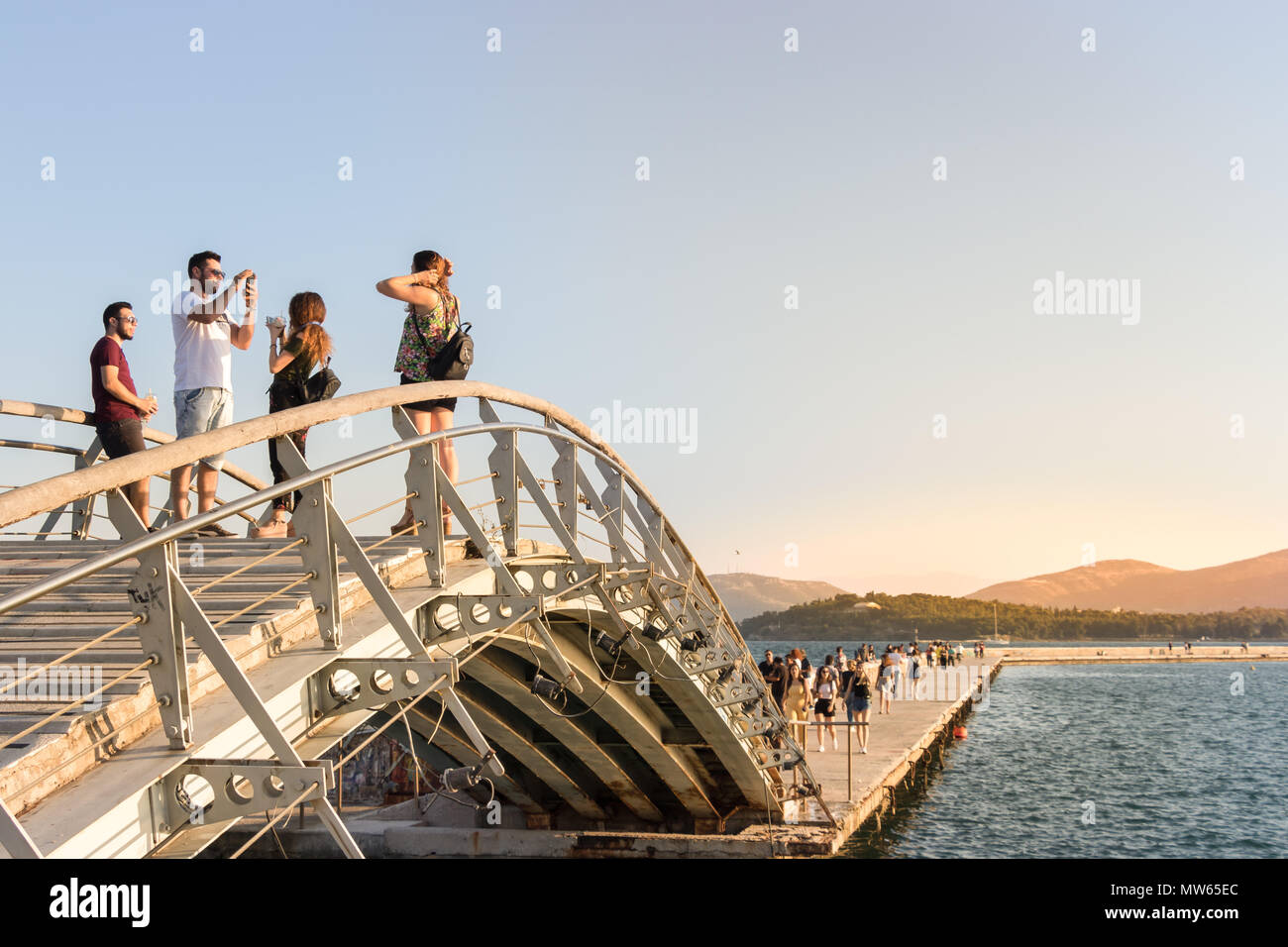 Volos, Thessalien, Griechenland - 27. Mai 2018: Menschen zu Fuß und Fotos auf einer kleinen Brücke am Hafen von Volos, Pagasäischen Golf. Stockfoto