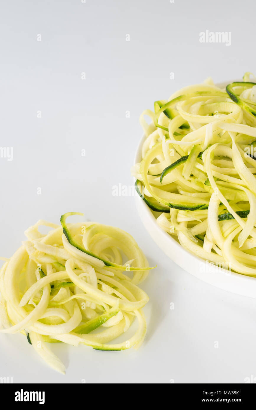 Spiralised Zucchini gegen den weißen Hintergrund mit Platz für Kopieren. Stockfoto