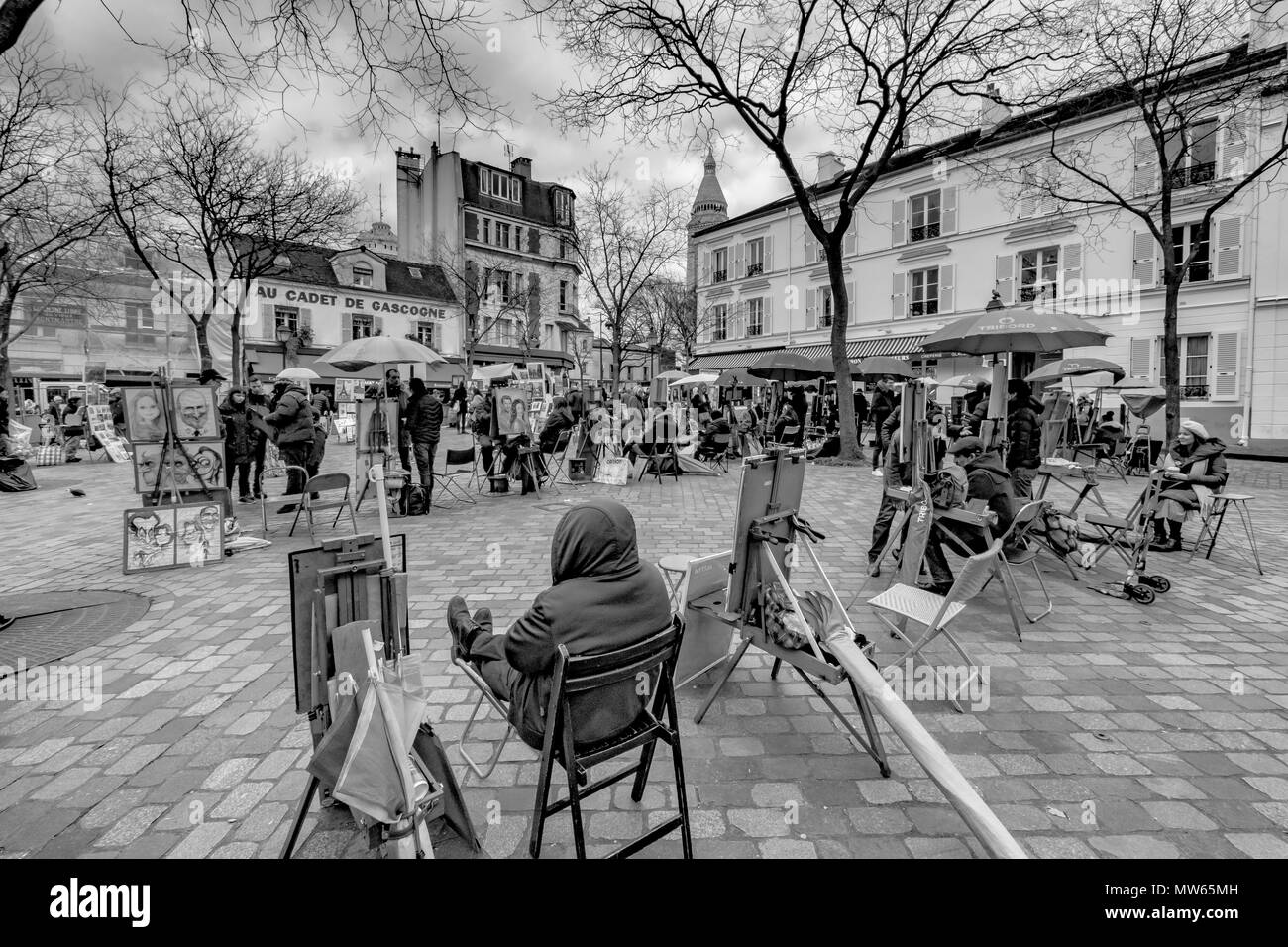 Winter in Paris Künstler sitzen in der Place du Tertre, Montmartre warten auf Kunden, Place du Tertre, Montmartre, Paris Stockfoto